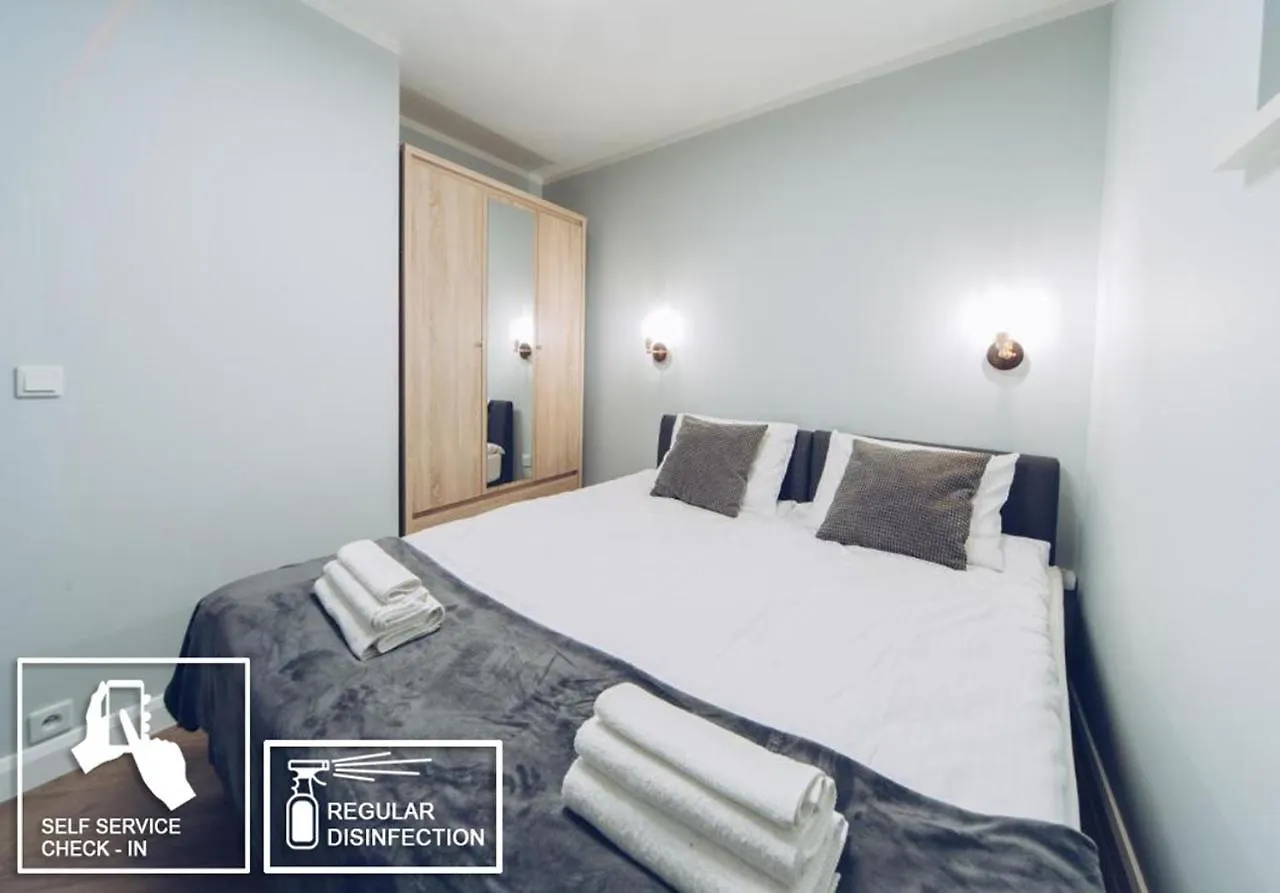 M7 Main Square With Free Parking Friends Escape location